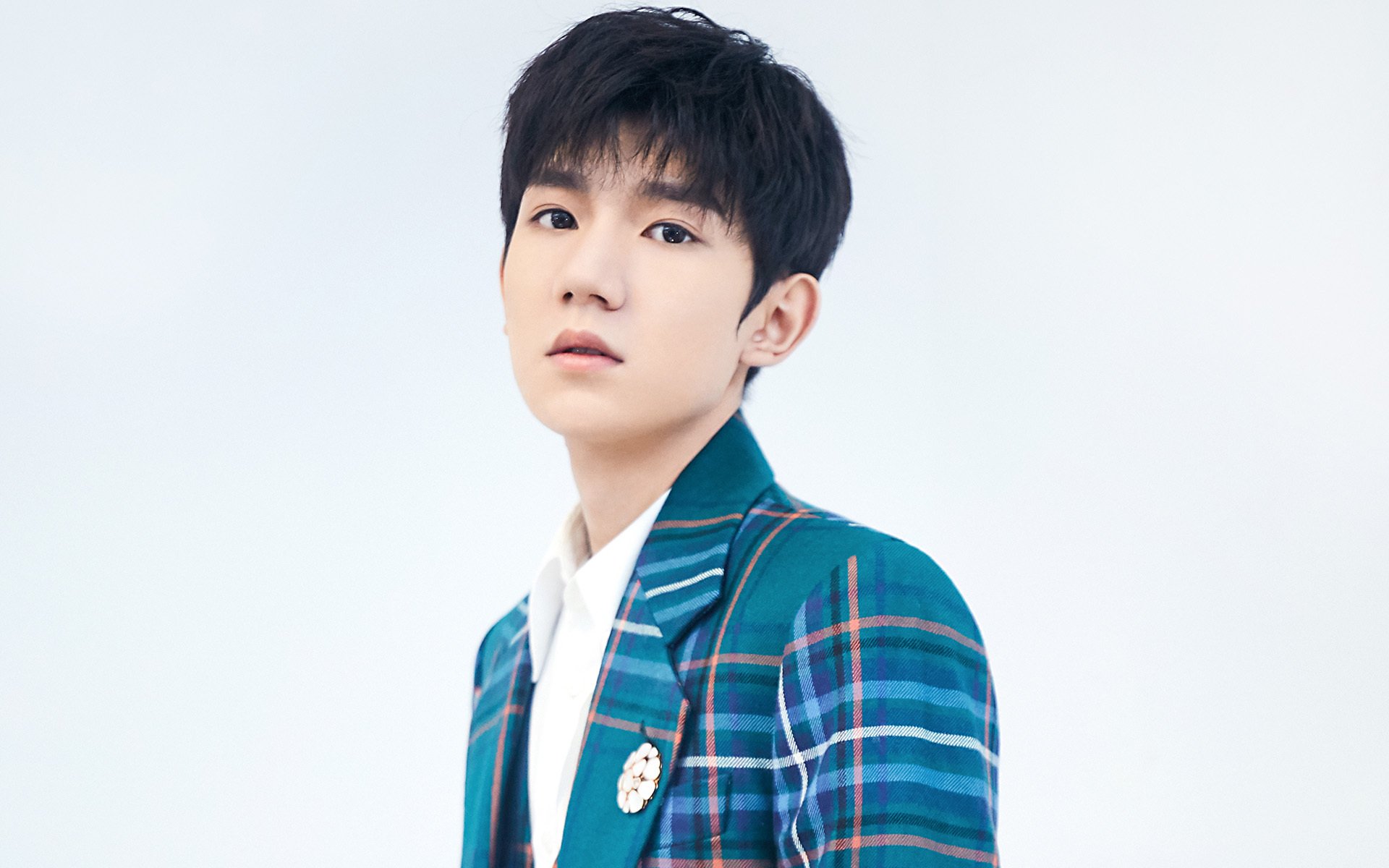 爱游戏体育在线-詹姆斯带伤坚持比赛展现职业精神，詹姆斯受伤了